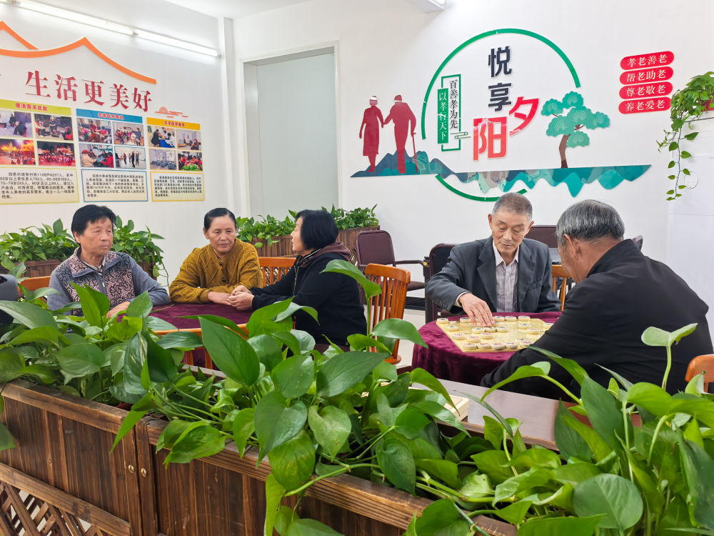 这是湖北省咸宁市嘉鱼县潘家湾镇四邑村养老服务驿站一角（2024年11月5日摄）。