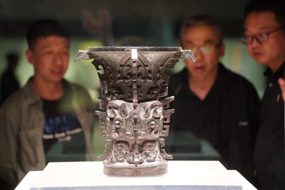 游客在陕西宝鸡青铜器博物院参观西周文物何尊（2024年5月9日摄）。