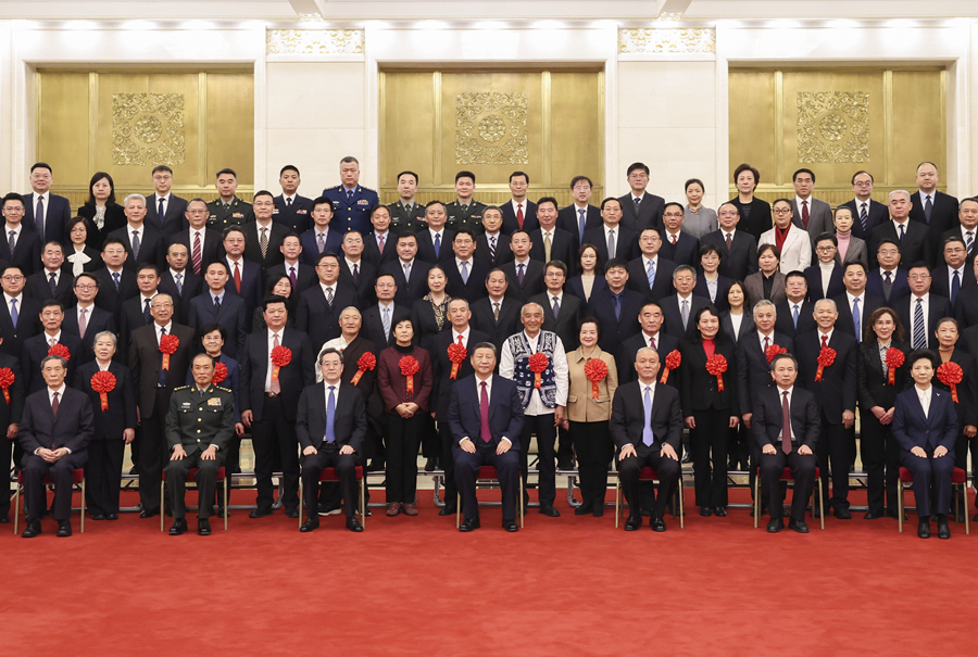 12月31日，党和国家领导人习近平、蔡奇、丁薛祥等在北京人民大会堂接见全国离退休干部先进集体和先进个人受表彰代表。