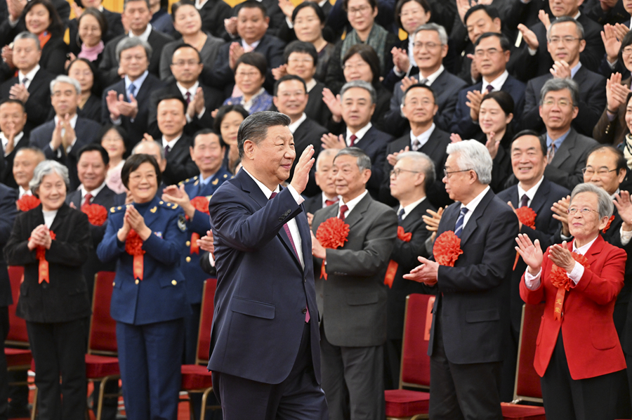 12月31日，党和国家领导人习近平、蔡奇、丁薛祥等在北京人民大会堂接见全国离退休干部先进集体和先进个人受表彰代表。这是习近平向代表挥手致意。