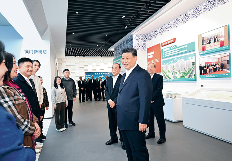 2024年12月19日上午，中共中央总书记、国家主席、中央军委主席习近平在澳门特别行政区行政长官贺一诚陪同下，来到横琴粤澳深度合作区考察。这是习近平在横琴天沐琴台展示厅澳门新街坊项目展区前，同居住在这里的市民代表亲切交谈。