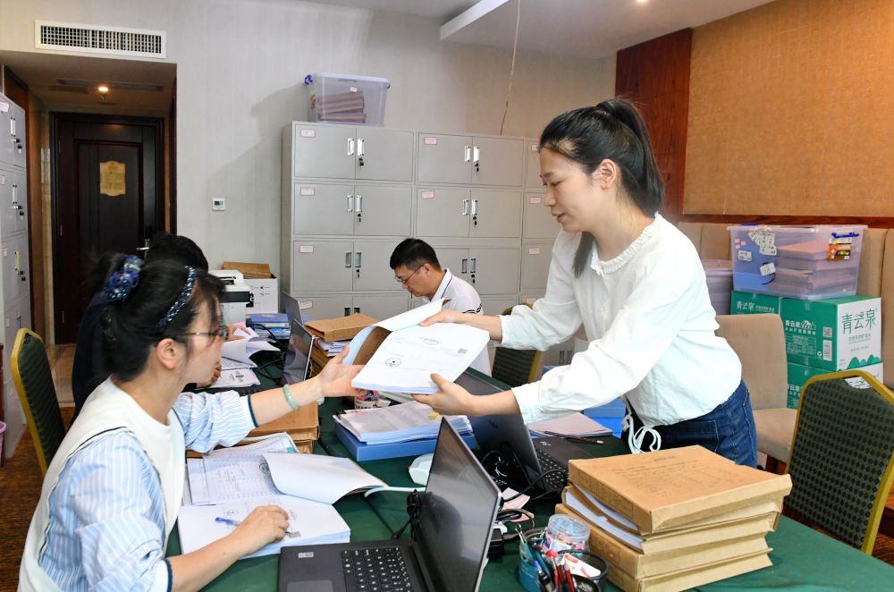 福州市委巡察机构对全市法院系统开展提级联动交叉巡察。在永泰县驻地，巡察组工作人员查看财务凭证（2024年5月21日摄）。