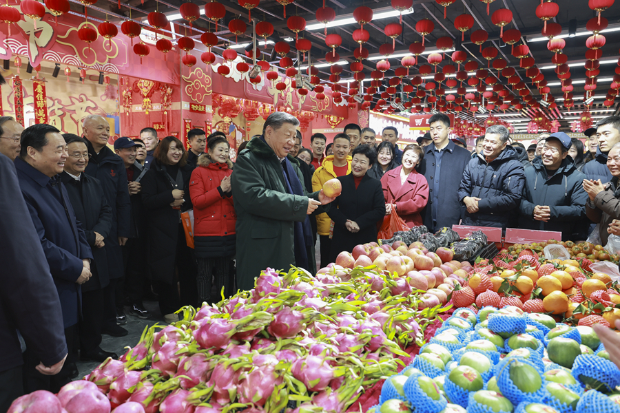 1月22日至24日，中共中央总书记、国家主席、中央军委主席习近平冒着严寒来到辽宁，看望慰问基层干部群众。这是23日上午，习近平在沈阳大东副食品商场考察时，同店主和顾客亲切交流。