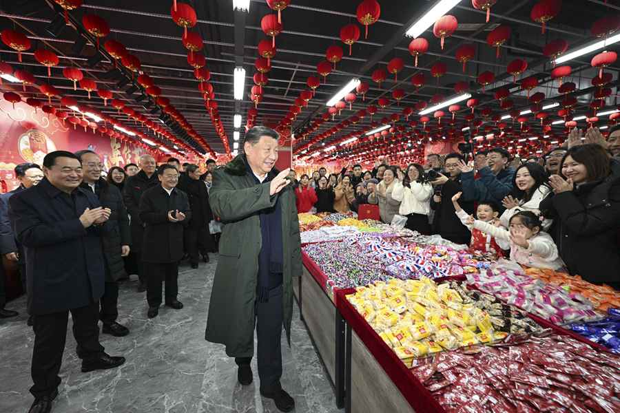 1月22日至24日，中共中央总书记、国家主席、中央军委主席习近平冒着严寒来到辽宁，看望慰问基层干部群众。这是23日上午，习近平在沈阳大东副食品商场考察时，同店主和顾客亲切交流。