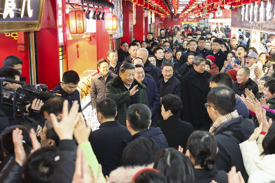 1月22日至24日，中共中央总书记、国家主席、中央军委主席习近平冒着严寒来到辽宁，看望慰问基层干部群众。这是23日上午，习近平在沈阳大东副食品商场考察时，同店主和顾客亲切交流。