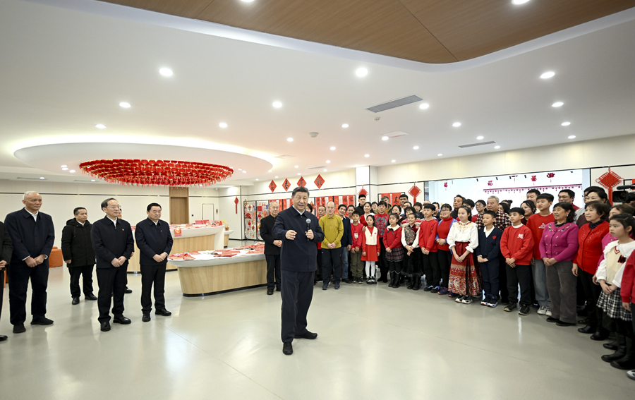 1月22日至24日，中共中央总书记、国家主席、中央军委主席习近平冒着严寒来到辽宁，看望慰问基层干部群众。这是23日上午，习近平在沈阳大东区长安街道长安小区社区党群服务中心考察时，向全国各族人民和香港同胞、澳门同胞、台湾同胞、海外侨胞致以美好的新春祝福。