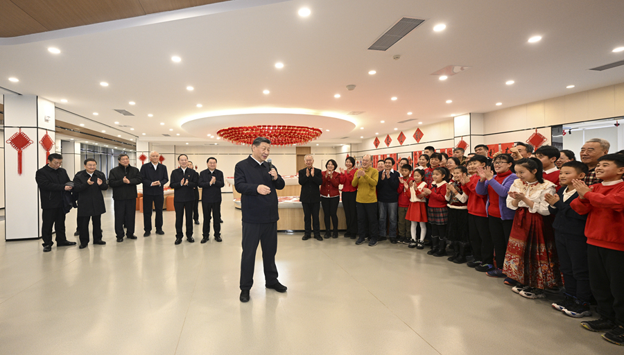 1月22日至24日，中共中央总书记、国家主席、中央军委主席习近平冒着严寒来到辽宁，看望慰问基层干部群众。这是23日上午，习近平在沈阳大东区长安街道长安小区社区党群服务中心考察时，向全国各族人民和香港同胞、澳门同胞、台湾同胞、海外侨胞致以美好的新春祝福。