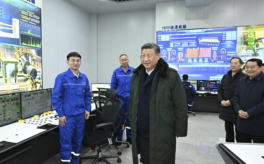 1月22日至24日，中共中央总书记、国家主席、中央军委主席习近平冒着严寒来到辽宁，看望慰问基层干部群众。这是23日下午，习近平在本溪市考察本钢板材冷轧总厂第三冷轧厂集控中心。