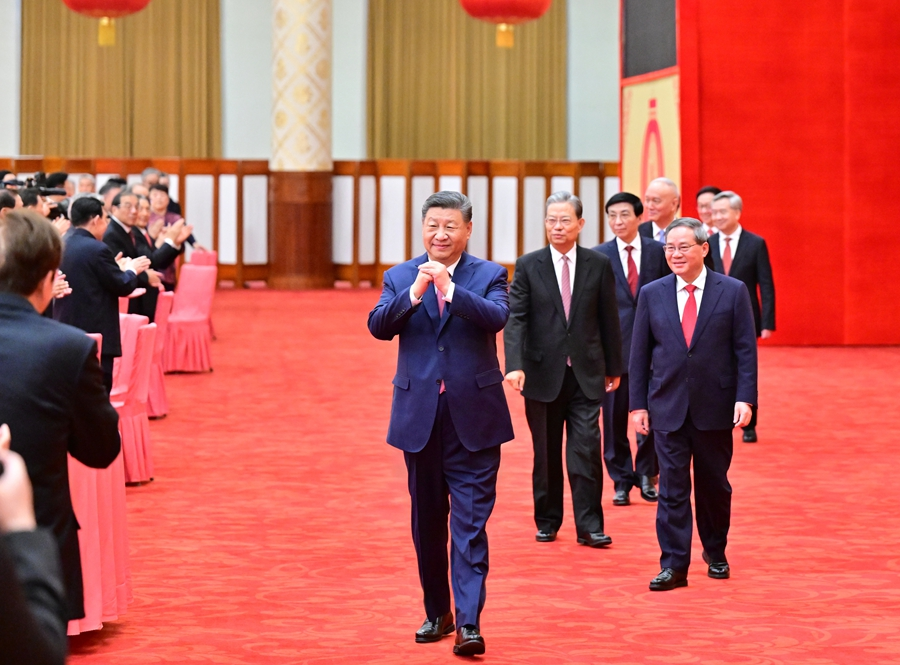 1月27日，中共中央、国务院在北京人民大会堂举行2025年春节团拜会。这是习近平等党和国家领导人向大家亲切致意，同大家互致问候、祝福新春。