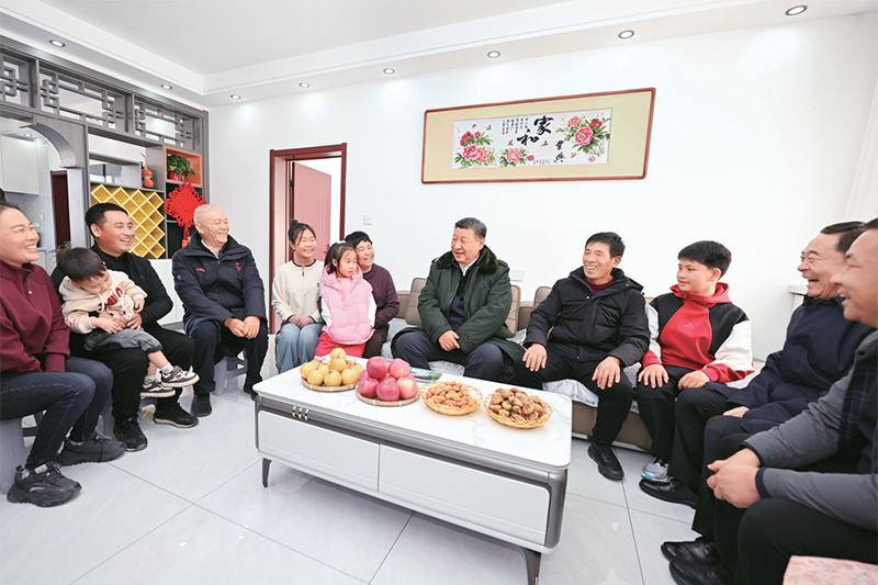 2025年1月22日至24日，中共中央总书记、国家主席、中央军委主席习近平冒着严寒来到辽宁，看望慰问基层干部群众。这是22日下午，习近平在葫芦岛市绥中县明水满族乡祝家沟村考察时，同村民王宝维一家围坐一起拉家常。