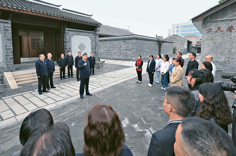 2024年10月17日至18日，中共中央总书记、国家主席、中央军委主席习近平在安徽考察。这是17日下午，习近平在安庆桐城市六尺巷考察时，同当地居民和游客亲切交流。