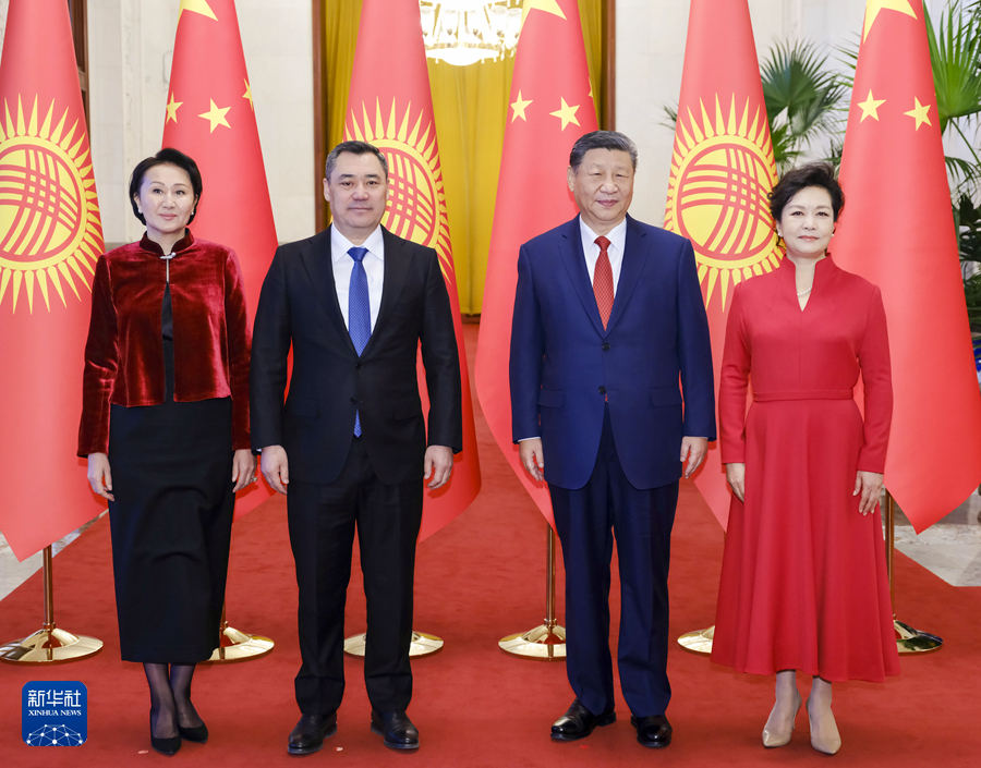 2月5日上午，国家主席习近平在北京人民大会堂同来华进行国事访问的吉尔吉斯斯坦总统扎帕罗夫举行会谈。这是习近平和夫人彭丽媛同扎帕罗夫和夫人扎帕罗娃合影。