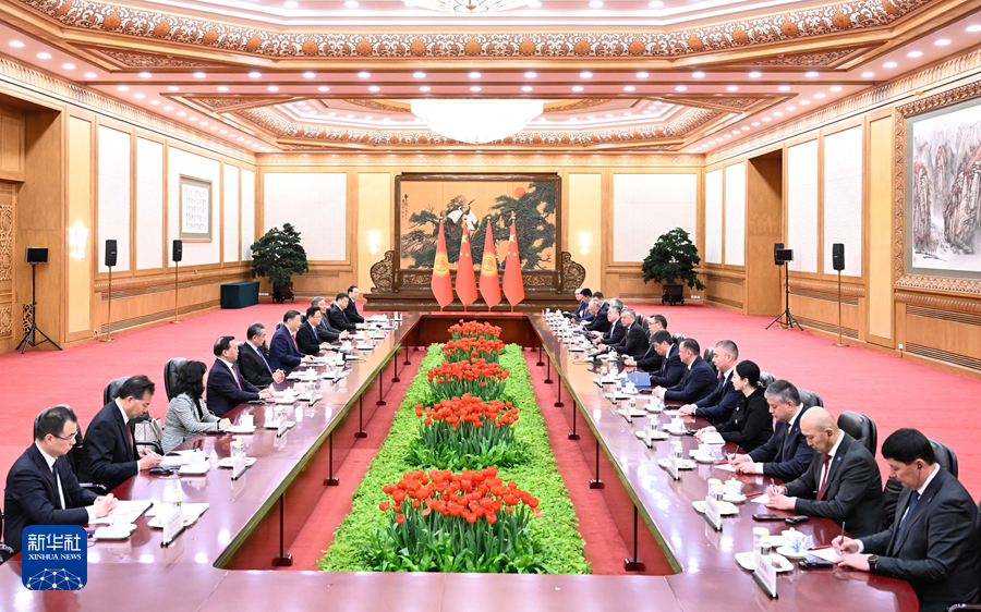 2月5日上午，国家主席习近平在北京人民大会堂同来华进行国事访问的吉尔吉斯斯坦总统扎帕罗夫举行会谈。