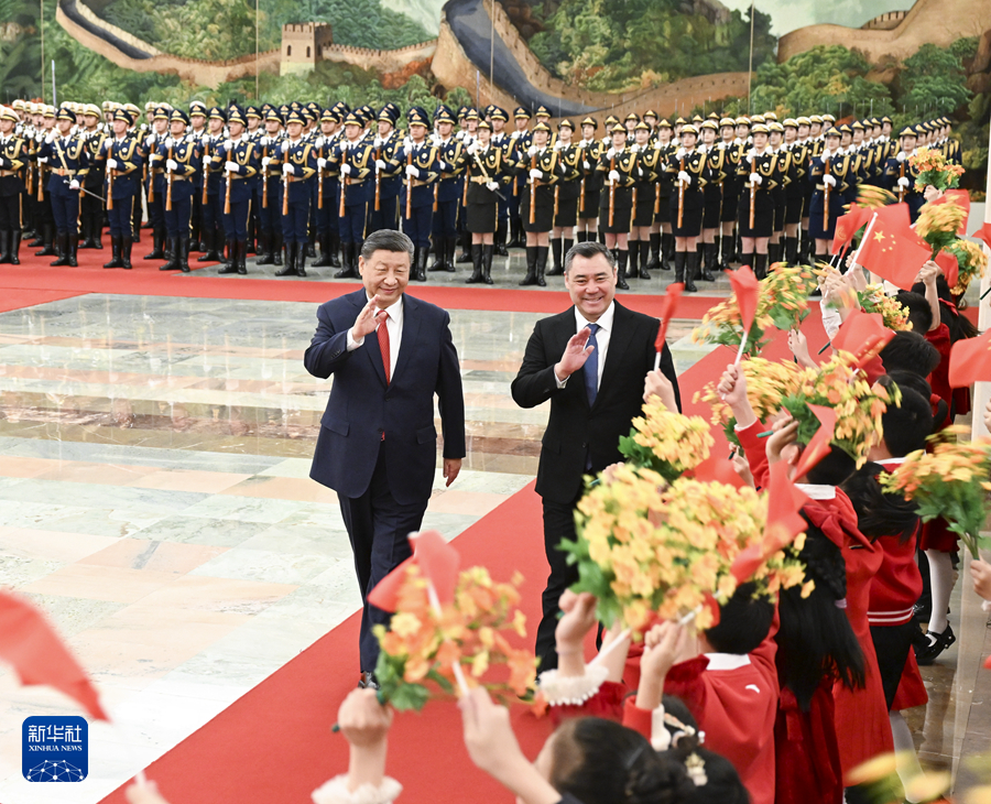 2月5日上午，国家主席习近平在北京人民大会堂同来华进行国事访问的吉尔吉斯斯坦总统扎帕罗夫举行会谈。这是会谈前，习近平在人民大会堂北大厅为扎帕罗夫举行欢迎仪式。