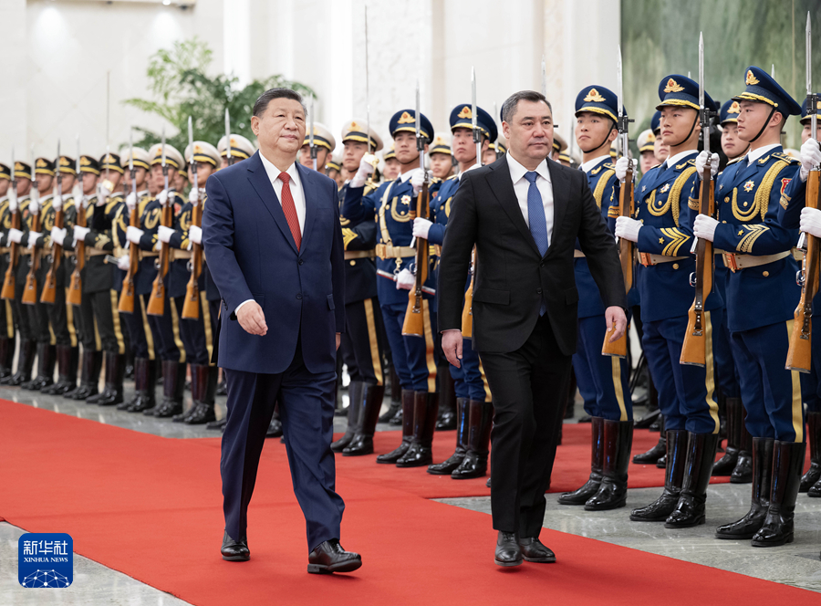 2月5日上午，国家主席习近平在北京人民大会堂同来华进行国事访问的吉尔吉斯斯坦总统扎帕罗夫举行会谈。这是会谈前，习近平在人民大会堂北大厅为扎帕罗夫举行欢迎仪式。