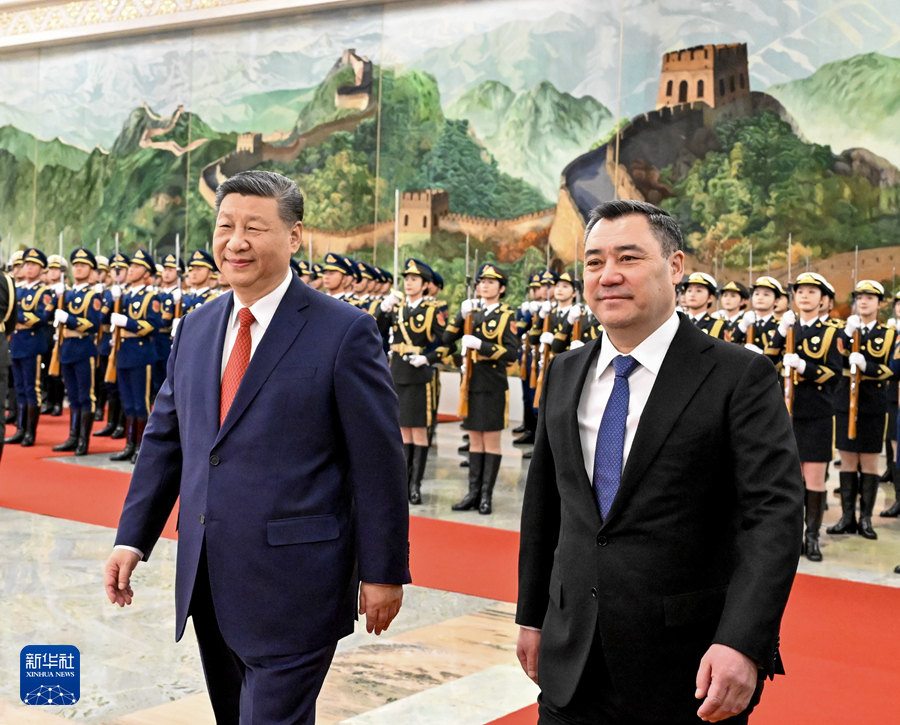 2月5日上午，国家主席习近平在北京人民大会堂同来华进行国事访问的吉尔吉斯斯坦总统扎帕罗夫举行会谈。这是会谈前，习近平在人民大会堂北大厅为扎帕罗夫举行欢迎仪式。