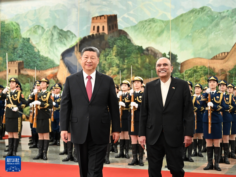 2月5日下午，国家主席习近平在北京人民大会堂同来华进行国事访问的巴基斯坦总统扎尔达里举行会谈。这是会谈前，习近平在人民大会堂北大厅为扎尔达里举行欢迎仪式。