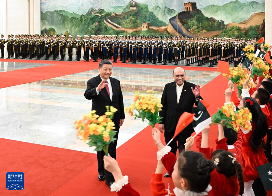 2月5日下午，国家主席习近平在北京人民大会堂同来华进行国事访问的巴基斯坦总统扎尔达里举行会谈。这是会谈前，习近平在人民大会堂北大厅为扎尔达里举行欢迎仪式。
