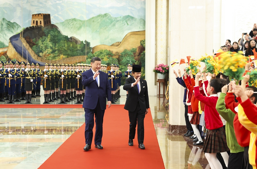 2月6日上午，国家主席习近平在北京人民大会堂同来华进行国事访问的文莱苏丹哈桑纳尔举行会谈。这是会谈前，习近平在人民大会堂北大厅为哈桑纳尔举行欢迎仪式。