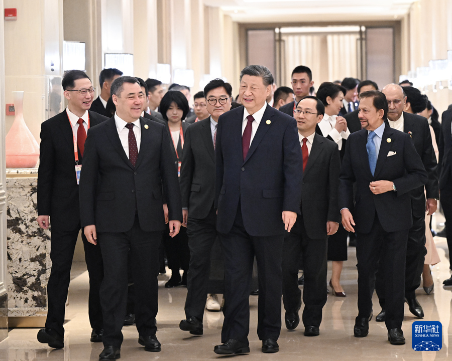 2月7日中午，国家主席习近平和夫人彭丽媛在黑龙江省哈尔滨市太阳岛宾馆举行宴会，欢迎来华出席哈尔滨第九届亚洲冬季运动会开幕式的国际贵宾。