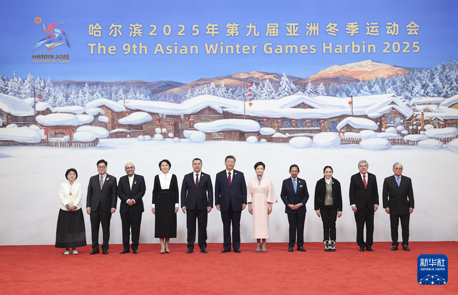 2月7日中午，国家主席习近平和夫人彭丽媛在黑龙江省哈尔滨市太阳岛宾馆举行宴会，欢迎来华出席哈尔滨第九届亚洲冬季运动会开幕式的国际贵宾。这是习近平和彭丽媛同贵宾们合影留念。
