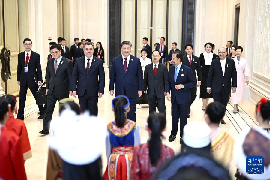 2月7日中午，国家主席习近平和夫人彭丽媛在黑龙江省哈尔滨市太阳岛宾馆举行宴会，欢迎来华出席哈尔滨第九届亚洲冬季运动会开幕式的国际贵宾。40名身着中外民族服装的少年儿童唱起优美的黑龙江民歌《乌苏里船歌》，热烈欢迎国际贵宾。