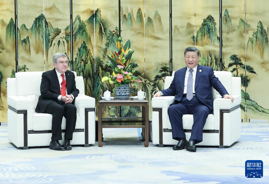 2月7日下午，国家主席习近平在哈尔滨会见来华出席第九届亚洲冬季运动会开幕式的国际奥林匹克委员会主席巴赫。