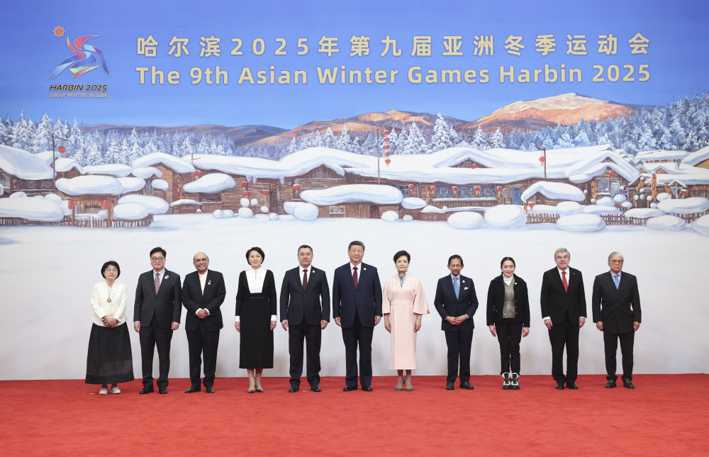 2月7日中午，国家主席习近平和夫人彭丽媛在黑龙江省哈尔滨市太阳岛宾馆举行宴会，欢迎来华出席哈尔滨第九届亚洲冬季运动会开幕式的国际贵宾。这是习近平和彭丽媛同贵宾们合影留念。