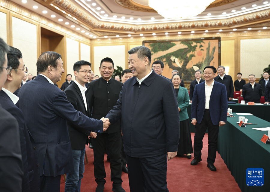 2月17日，中共中央总书记、国家主席、中央军委主席习近平在京出席民营企业座谈会并发表重要讲话。这是习近平同民营企业负责人亲切交流。