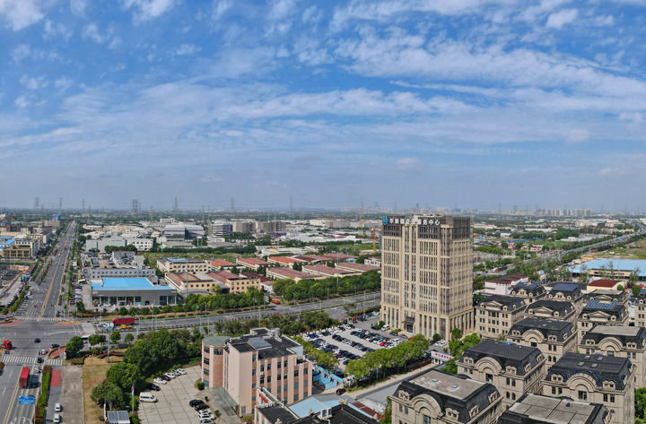 这是位于上海市青浦区的华新镇企业服务中心大楼（无人机照片，2024年10月9日摄）。