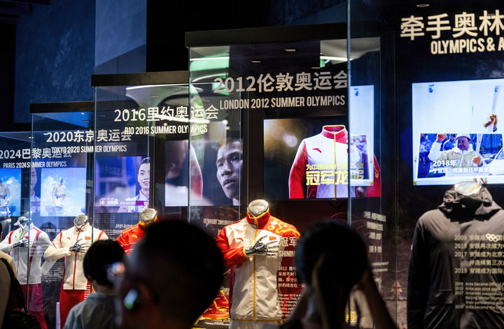 在福建晋江，安踏集团设立的博物馆里摆放着安踏集团与奥林匹克运动“牵手”的展柜（2024年8月22日摄）。