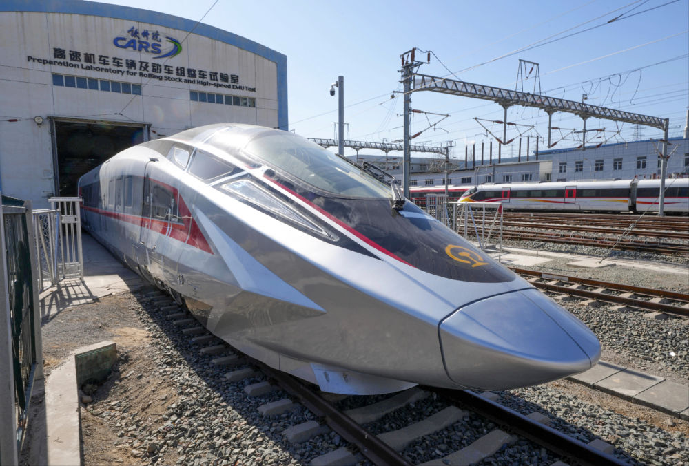 2025年2月25日在铁科院国家铁道试验中心拍摄的接受试验验证的CR450动车组样车。