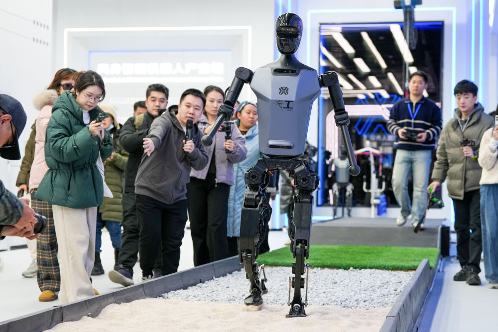 2025年2月24日，参观者在北京“机器人大世界”参观人形机器人“天工”行进展示。