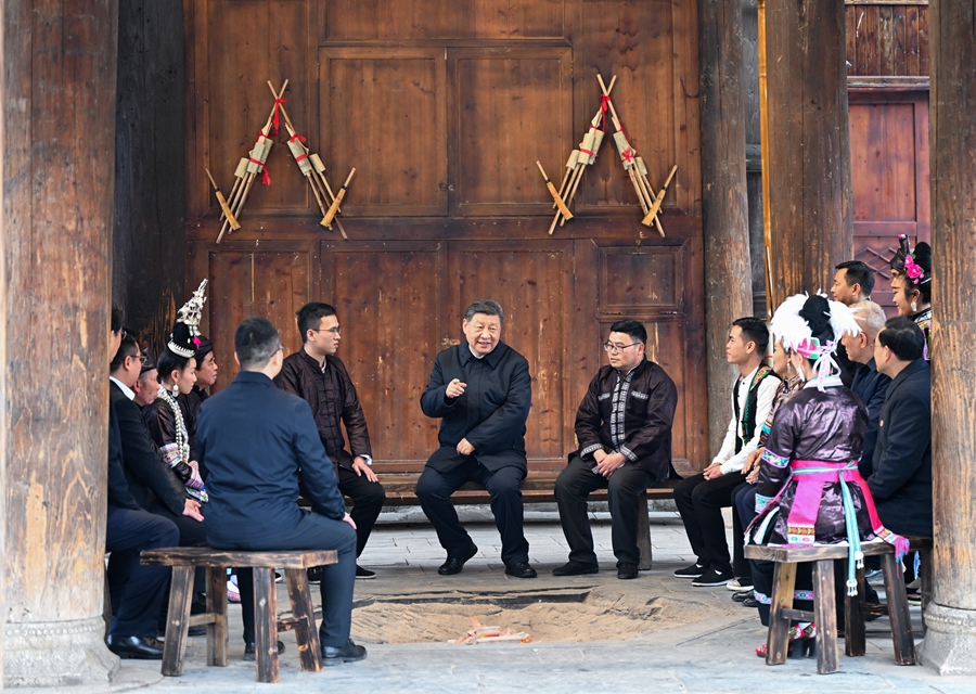 3月17日至18日，中共中央总书记、国家主席、中央军委主席习近平在贵州考察。这是17日下午，习近平在黔东南州黎平县肇兴侗寨考察时，在信团鼓楼同村干部和村民代表围坐在火塘边，共话乡村全面振兴。
