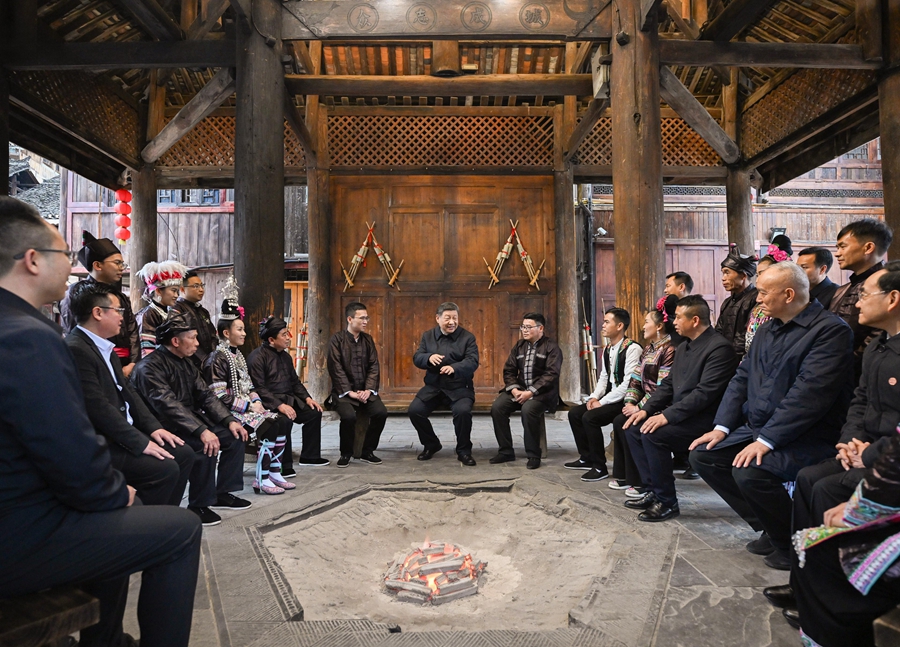 3月17日至18日，中共中央总书记、国家主席、中央军委主席习近平在贵州考察。这是17日下午，习近平在黔东南州黎平县肇兴侗寨考察时，在信团鼓楼同村干部和村民代表围坐在火塘边，共话乡村全面振兴。