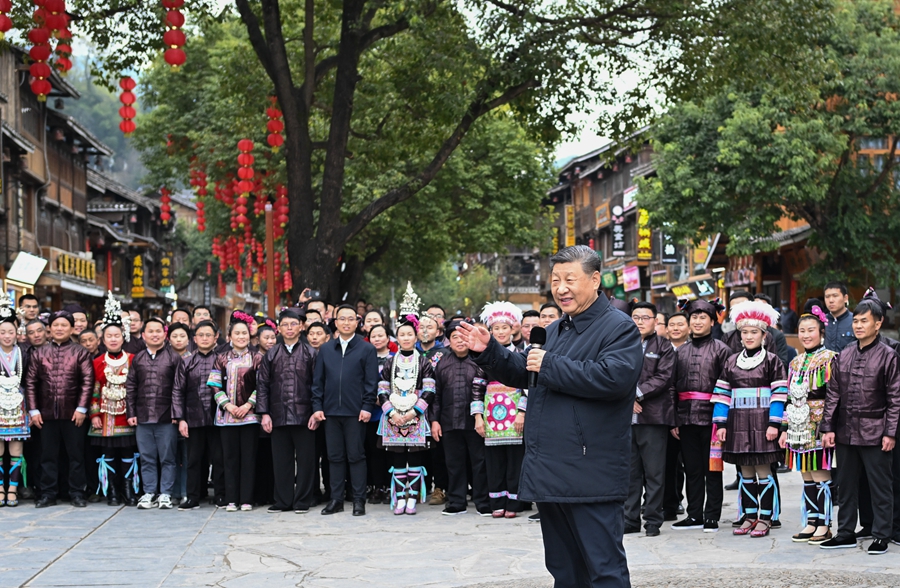 3月17日至18日，中共中央总书记、国家主席、中央军委主席习近平在贵州考察。这是17日下午，习近平在黔东南州黎平县肇兴侗寨考察时，同村民们亲切交流。
