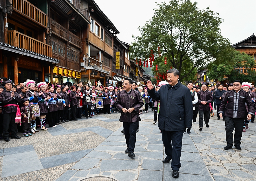 3月17日至18日，中共中央总书记、国家主席、中央军委主席习近平在贵州考察。这是17日下午，习近平在黔东南州黎平县肇兴侗寨考察结束时，同乡亲们挥手道别。