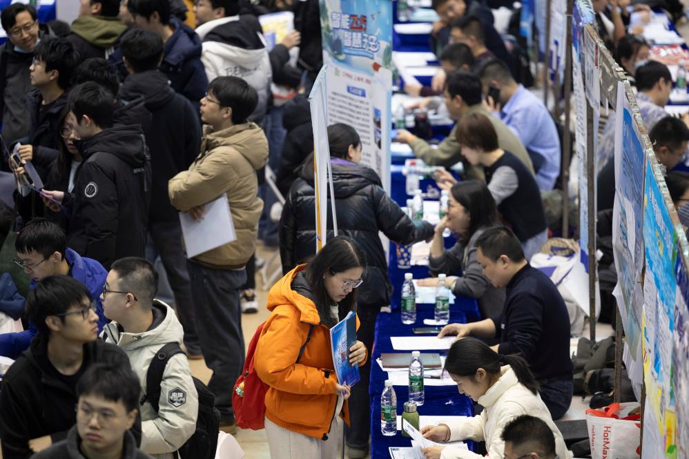 哈尔滨工业大学举行春季人才博览会。