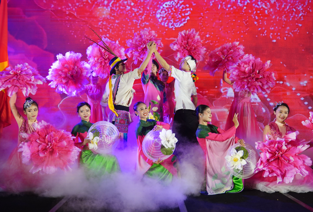 2024年9月16日，在越南胡志明市，艺术家在中越跨国中秋晚会上表演。