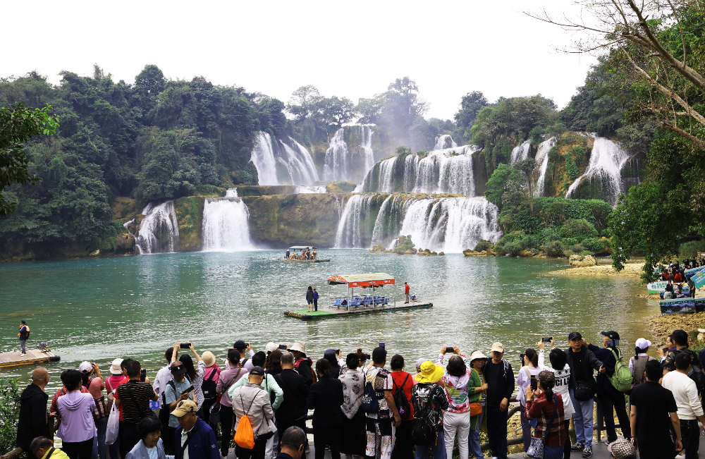 2024年12月5日，游客在中越德天（板约）瀑布跨境旅游合作区中国一侧游览。