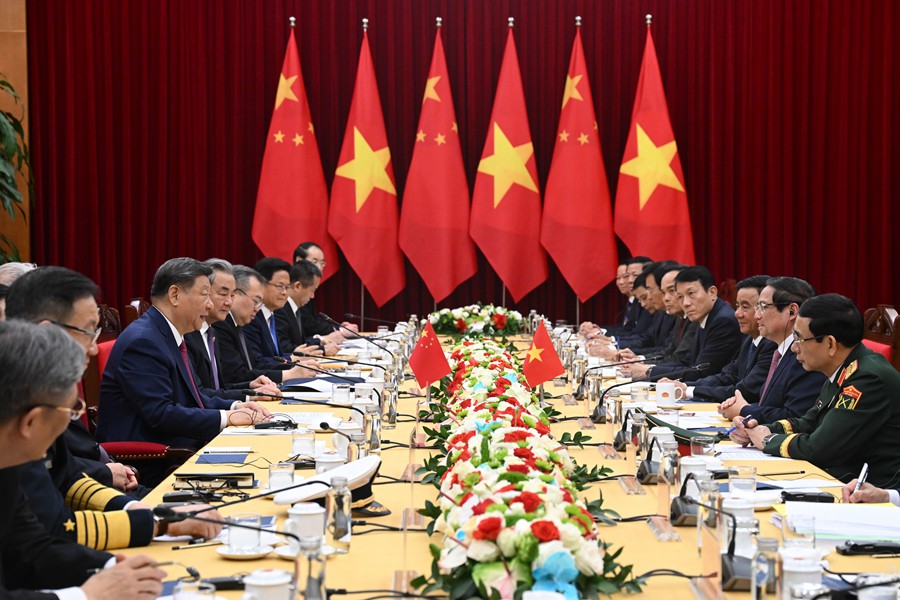 4月14日晚，国家主席习近平在越共中央驻地会见越南总理范明政。