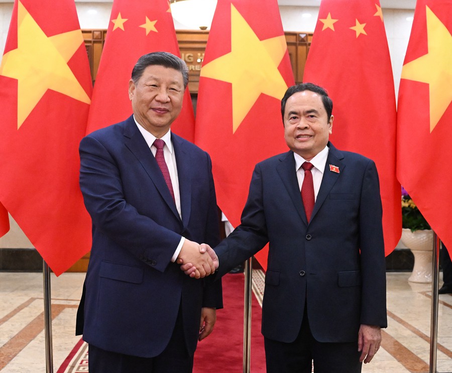 4月14日晚，国家主席习近平在越共中央驻地会见越南国会主席陈青敏。