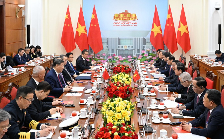 4月14日晚，国家主席习近平在越共中央驻地会见越南国会主席陈青敏。