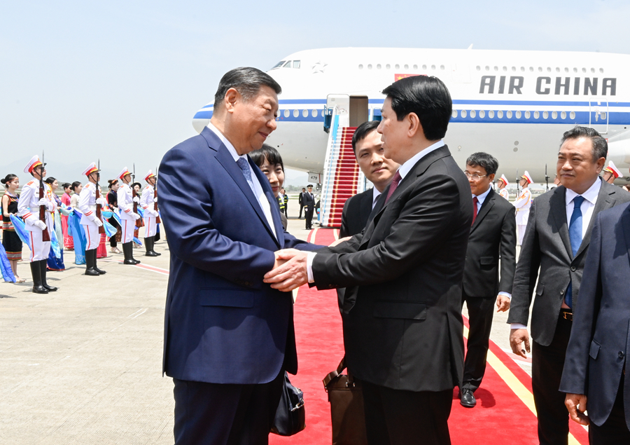 当地时间4月14日中午，中共中央总书记、国家主席习近平乘专机抵达河内，应越南共产党中央委员会总书记苏林、越南社会主义共和国主席梁强邀请，对越南进行国事访问。习近平乘专机抵达河内内排国际机场时，越南国家主席梁强，越共中央政治局委员、中央书记处常务书记陈锦绣，越共中央书记处书记、中央办公厅主任黎怀忠等越南党政领导人和地方代表热情迎接。