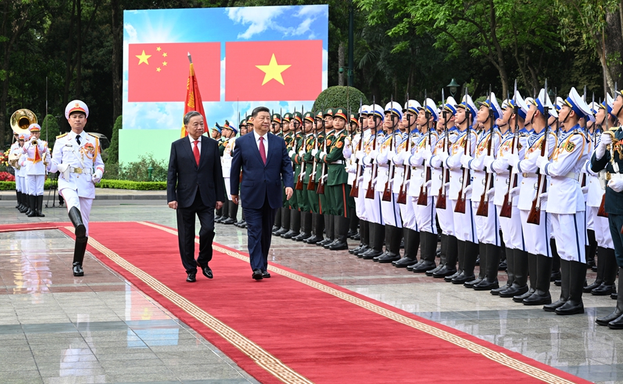 4月14日，中共中央总书记、国家主席习近平抵达河内对越南进行国事访问。当日下午，越共中央总书记苏林为习近平举行隆重欢迎仪式。这是习近平在苏林陪同下检阅仪仗队。