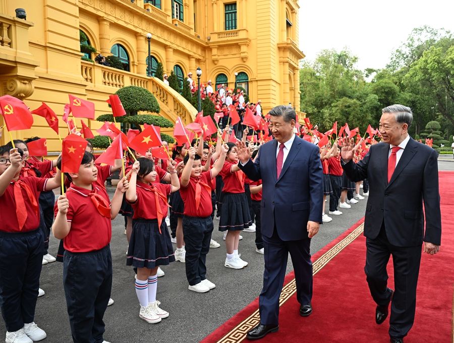 4月14日，中共中央总书记、国家主席习近平抵达河内对越南进行国事访问。当日下午，越共中央总书记苏林为习近平举行隆重欢迎仪式。这是欢迎仪式后，习近平和苏林一同步行前往越共中央驻地举行会谈时，向欢迎人群挥手致意。