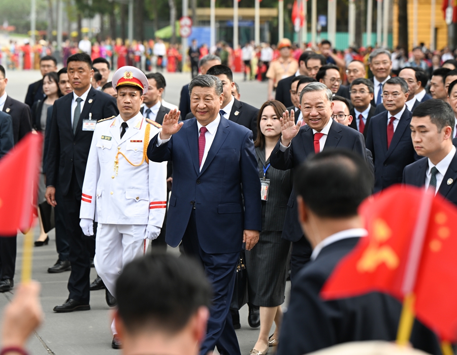 4月14日，中共中央总书记、国家主席习近平抵达河内对越南进行国事访问。当日下午，越共中央总书记苏林为习近平举行隆重欢迎仪式。这是欢迎仪式后，习近平和苏林一同步行前往越共中央驻地举行会谈时，向欢迎人群挥手致意。