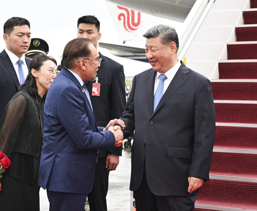 当地时间4月15日晚，国家主席习近平乘专机抵达吉隆坡，应马来西亚最高元首易卜拉欣邀请，对马来西亚进行国事访问。专机抵达吉隆坡国际机场时，马来西亚总理安瓦尔，外交部部长穆罕默德，陪同部长、交通部部长陆兆福等高级官员热情迎接。