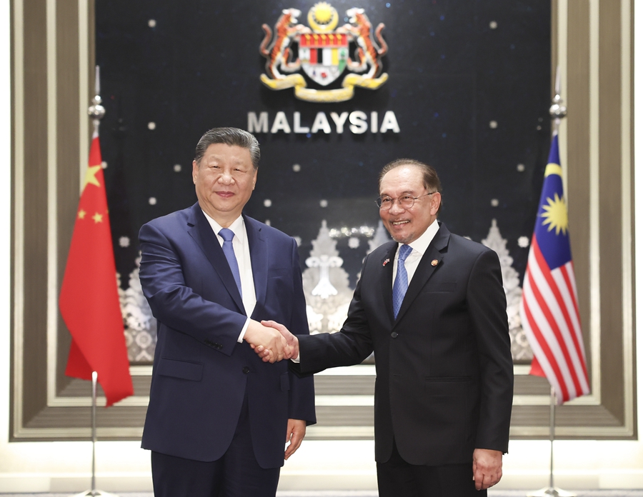 4月16日下午，国家主席习近平同马来西亚总理安瓦尔在布特拉加亚总理官邸举行会谈。