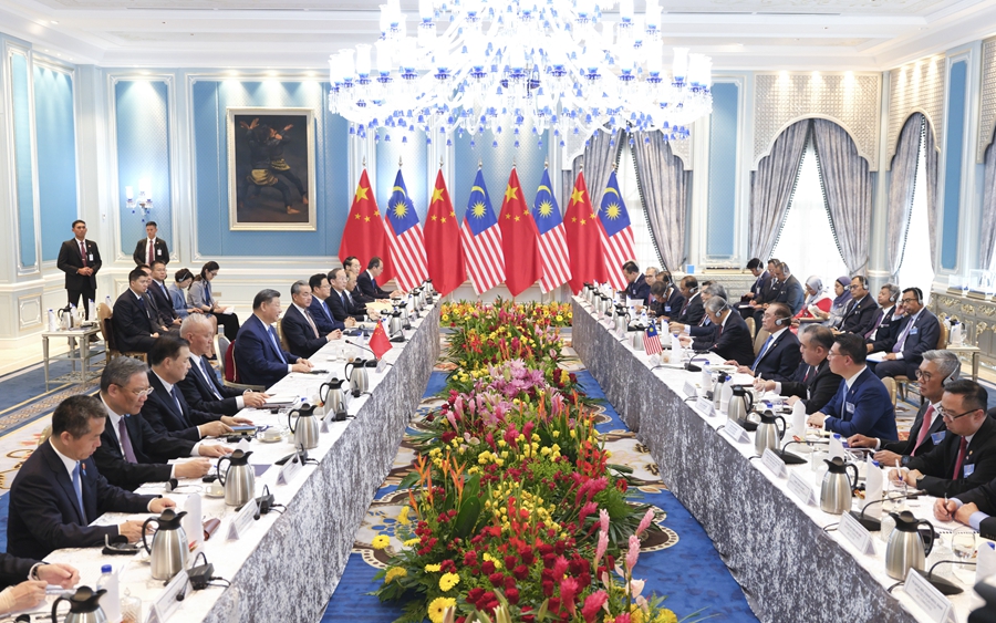 4月16日下午，国家主席习近平同马来西亚总理安瓦尔在布特拉加亚总理官邸举行会谈。